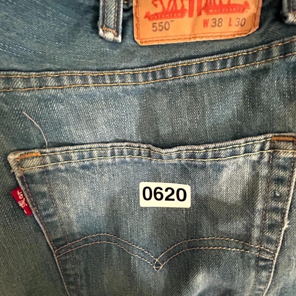 Levi's 550 Jeans Mens 38x30 Blue Denim Logo Medium Wash Straight Leg Streetwear‎